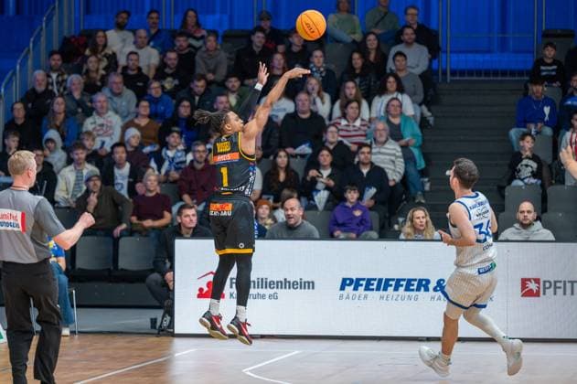 Phillip Montreal Russell (Bozic Estriche Knights Kirchheim, 01), David Allan Cohn (PS Karlsruhe Lions, 34), GER, PS Karlsruhe Lions vs. Bozic Estriche Knights Kirchheim, BARMER 2. Basketball Bundesliga, 07. Spieltag, Saison 2025 2026, 07.11.2025 GER, PS Karlsruhe Lions vs. Bozic Estriche Knights Kirchheim, BARMER 2. Basketball Bundesliga, 07. Spieltag, Saison 2025 2026, 07.11..2025 Karlsruhe Copyright: xEibner-Pressefoto SilasxKunzx EP_SKZ