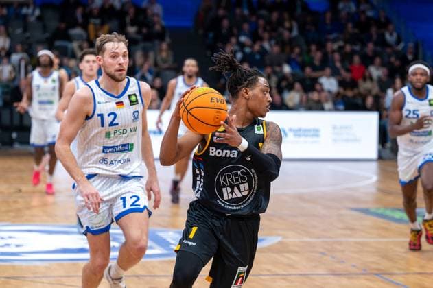 Kilian Binapfl (PS Karlsruhe Lions, 12), Phillip Montreal Russell (Bozic Estriche Knights Kirchheim, 01), David Opowu Ejah (PS Karlsruhe Lions, 25), GER, PS Karlsruhe Lions vs. Bozic Estriche Knights Kirchheim, BARMER 2. Basketball Bundesliga, 07. Spieltag, Saison 2025 2026, 07.11.2025 GER, PS Karlsruhe Lions vs. Bozic Estriche Knights Kirchheim, BARMER 2. Basketball Bundesliga, 07. Spieltag, Saison 2025 2026, 07.11..2025 Karlsruhe Copyright: xEibner-Pressefoto SilasxKunzx EP_SKZ