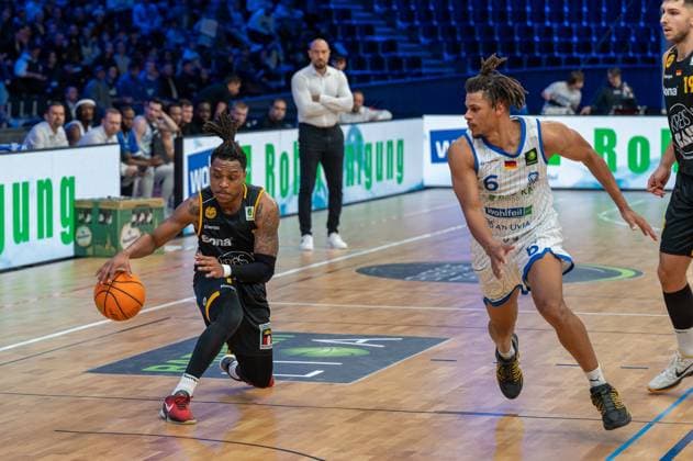 Phillip Montreal Russell (Bozic Estriche Knights Kirchheim, 01), Gabriel Kuku (PS Karlsruhe Lions, 06), Aeneas Jung (Bozic Estriche Knights Kirchheim, 19), GER, PS Karlsruhe Lions vs. Bozic Estriche Knights Kirchheim, BARMER 2. Basketball Bundesliga, 07. Spieltag, Saison 2025 2026, 07.11.2025 GER, PS Karlsruhe Lions vs. Bozic Estriche Knights Kirchheim, BARMER 2. Basketball Bundesliga, 07. Spieltag, Saison 2025 2026, 07.11..2025 Karlsruhe Copyright: xEibner-Pressefoto SilasxKunzx EP_SKZ