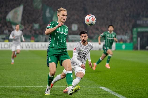 Deutschland, Fussball, 1. Bundesliga, 10. Spieltag, 2025 2026, Werder Bremen - VfL Wolfsburg am 07.11. in Bremen (Weserstadion): Amos Pieper (Werder Bremen 5) und Mohammed Amoura (VfL Wolfsburg 9) Copyright: xSvenxHeidmannx