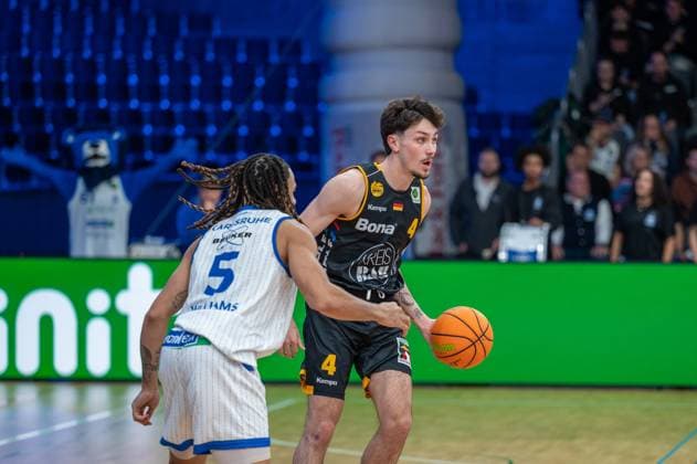 Tyrese Williams (PS Karlsruhe Lions, 05), Gian Bahattin Aydinoglu (Bozic Estriche Knights Kirchheim, 04), Nicolas Bretzel (Bozic Estriche Knights Kirchheim, 21), GER, PS Karlsruhe Lions vs. Bozic Estriche Knights Kirchheim, BARMER 2. Basketball Bundesliga, 07. Spieltag, Saison 2025 2026, 07.11.2025 GER, PS Karlsruhe Lions vs. Bozic Estriche Knights Kirchheim, BARMER 2. Basketball Bundesliga, 07. Spieltag, Saison 2025 2026, 07.11..2025 Karlsruhe Copyright: xEibner-Pressefoto SilasxKunzx EP_SKZ