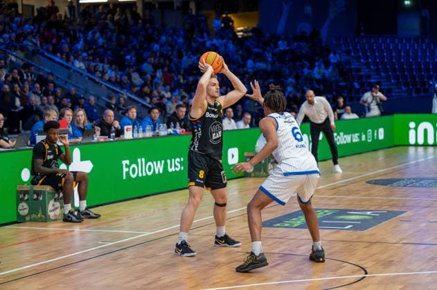 Charles Tyrone Harris Jr. (Bozic Estriche Knights Kirchheim, 03), Lucas Mayer (Bozic Estriche Knights Kirchheim, 08), Gabriel Kuku (PS Karlsruhe Lions, 06), GER, PS Karlsruhe Lions vs. Bozic Estriche Knights Kirchheim, BARMER 2. Basketball Bundesliga, 07. Spieltag, Saison 2025 2026, 07.11.2025 GER, PS Karlsruhe Lions vs. Bozic Estriche Knights Kirchheim, BARMER 2. Basketball Bundesliga, 07. Spieltag, Saison 2025 2026, 07.11..2025 Karlsruhe Copyright: xEibner-Pressefoto SilasxKunzx EP_SKZ