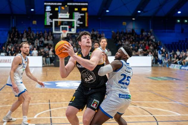 Nicolas Bretzel (Bozic Estriche Knights Kirchheim, 21), David Opowu Ejah (PS Karlsruhe Lions, 25), GER, PS Karlsruhe Lions vs. Bozic Estriche Knights Kirchheim, BARMER 2. Basketball Bundesliga, 07. Spieltag, Saison 2025 2026, 07.11.2025 GER, PS Karlsruhe Lions vs. Bozic Estriche Knights Kirchheim, BARMER 2. Basketball Bundesliga, 07. Spieltag, Saison 2025 2026, 07.11..2025 Karlsruhe Copyright: xEibner-Pressefoto SilasxKunzx EP_SKZ