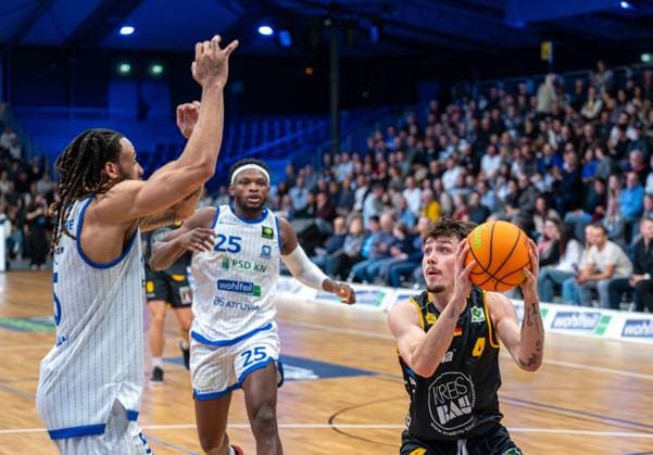 Tyrese Williams (PS Karlsruhe Lions, 05), David Opowu Ejah (PS Karlsruhe Lions, 25), Gian Bahattin Aydinoglu (Bozic Estriche Knights Kirchheim, 04), GER, PS Karlsruhe Lions vs. Bozic Estriche Knights Kirchheim, BARMER 2. Basketball Bundesliga, 07. Spieltag, Saison 2025 2026, 07.11.2025 GER, PS Karlsruhe Lions vs. Bozic Estriche Knights Kirchheim, BARMER 2. Basketball Bundesliga, 07. Spieltag, Saison 2025 2026, 07.11..2025 Karlsruhe Copyright: xEibner-Pressefoto SilasxKunzx EP_SKZ