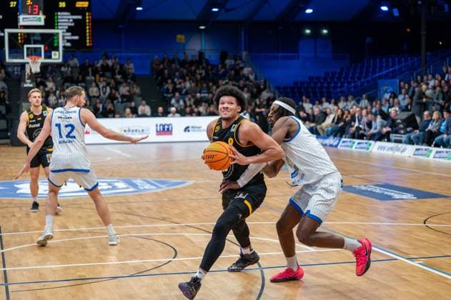 Lucas Mayer (Bozic Estriche Knights Kirchheim, 08), Kilian Binapfl (PS Karlsruhe Lions, 12), Tylan James Pope (Bozic Estriche Knights Kirchheim, 09), Wesley Chima Oba (PS Karlsruhe Lions, 07), GER, PS Karlsruhe Lions vs. Bozic Estriche Knights Kirchheim, BARMER 2. Basketball Bundesliga, 07. Spieltag, Saison 2025 2026, 07.11.2025 GER, PS Karlsruhe Lions vs. Bozic Estriche Knights Kirchheim, BARMER 2. Basketball Bundesliga, 07. Spieltag, Saison 2025 2026, 07.11..2025 Karlsruhe Copyright: xEibner-Pressefoto SilasxKunzx EP_SKZ