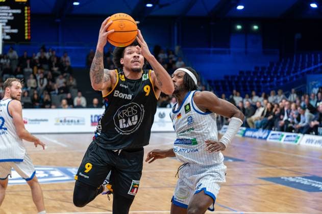 Lucas Mayer (Bozic Estriche Knights Kirchheim, 08), Kilian Binapfl (PS Karlsruhe Lions, 12), Tylan James Pope (Bozic Estriche Knights Kirchheim, 09), Wesley Chima Oba (PS Karlsruhe Lions, 07) , GER, PS Karlsruhe Lions vs. Bozic Estriche Knights Kirchheim, BARMER 2. Basketball Bundesliga, 07. Spieltag, Saison 2025 2026, 07.11.2025 GER, PS Karlsruhe Lions vs. Bozic Estriche Knights Kirchheim, BARMER 2. Basketball Bundesliga, 07. Spieltag, Saison 2025 2026, 07.11..2025 Karlsruhe Copyright: xEibner-Pressefoto SilasxKunzx EP_SKZ