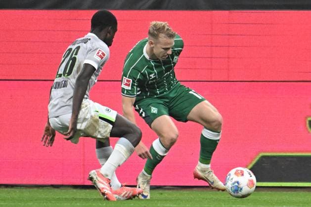 GER, 1. FBL, SV Werder Bremen vs VfL Wolfsburg 07.11.2025, wohninvest Weserstadion, Bremen, GER, 1. FBL, SV Werder Bremen vs VfL Wolfsburg im Bild picture shows SaÃ«l Kumbedi (VfL Wolfsburg 26) im Zweikampf gegen Marco Grüll Marco Gruell (SV Werder Bremen 17)