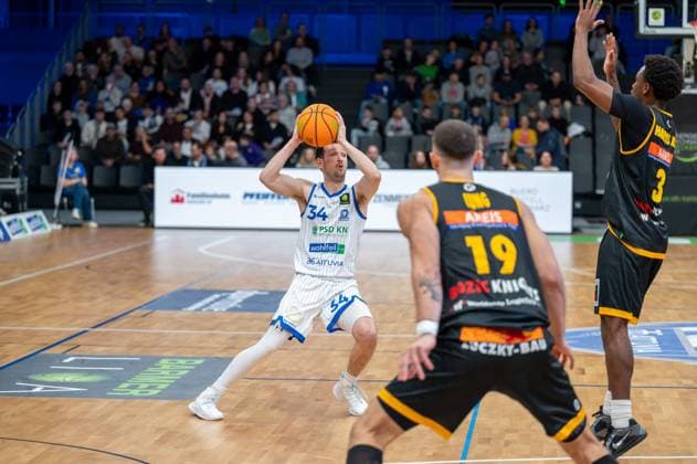 David Allan Cohn (PS Karlsruhe Lions, 34), Aeneas Jung (Bozic Estriche Knights Kirchheim, 19), Charles Tyrone Harris Jr. (Bozic Estriche Knights Kirchheim, 03), GER, PS Karlsruhe Lions vs. Bozic Estriche Knights Kirchheim, BARMER 2. Basketball Bundesliga, 07. Spieltag, Saison 2025 2026, 07.11.2025 GER, PS Karlsruhe Lions vs. Bozic Estriche Knights Kirchheim, BARMER 2. Basketball Bundesliga, 07. Spieltag, Saison 2025 2026, 07.11..2025 Karlsruhe Copyright: xEibner-Pressefoto SilasxKunzx EP_SKZ