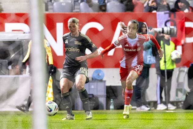 Samantha Steuerwald 19 (Union Berlin) im Zweikampf mit Stine Ballisager Pedersen 3 (FC Bayern Muenchen Frauen), FC Bayern Frauen Muenchen - 1. FC Union Berlin, Google Pixel Frauenbundesliga, 10. Spieltag, 07.11.25 DFB regulations prohibit any use of photographs as image sequences and or quasi-video. (kolbert-press) Muenchen Bayern Deutschland