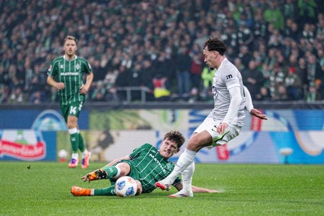 07.11.2025, Fussball, 1. Bundesliga, 10. Spieltag Saison 2025 2026, SV Werder Bremen - VfL Wolfsburg, Jens Stage (SV Werder Bremen), Aaron Zehnter (VfL Wolfsburg) xRHR-FOTO TKx Copyright: RHR-FOTOx RHR-FOTO TK