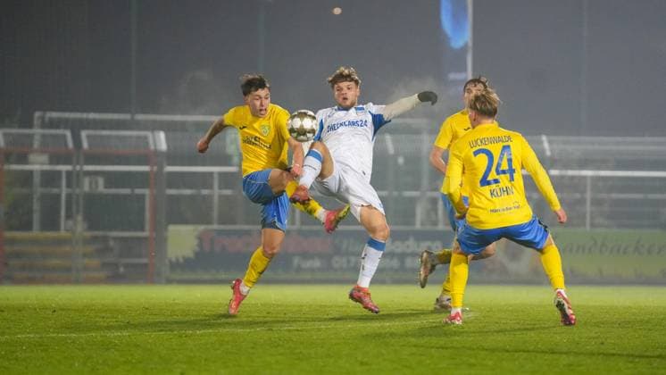 Fußball, Herren, Saison 2025 2026, Regionalliga Nordost, 15. Spieltag, FSV 63 Luckenwalde vs. Hertha BSC II, Freitag 07.11.2025, Werner-Seelenbinder-Stadion Luckenwalde, Im Bild: Tim Schleinitz (l. Luckenwalde) und Timur Mehmet Kesim (r. Hertha) Brandenburg Deutschland