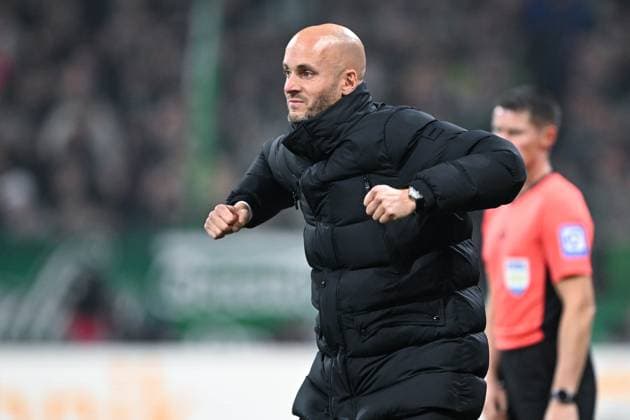 1. Bundesliga: SV Werder Bremen - VfL Wolfsburg am 07.11.2025 im Weserstadion in Bremen Trainer Paul Simonis (Wolfsburg) jubelt nach dem Tor zum 0:1.