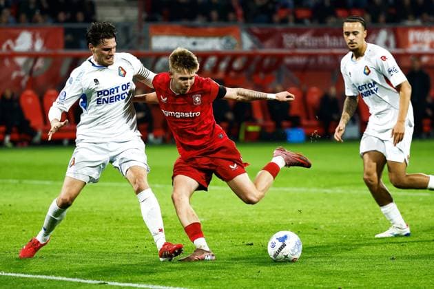 ENSCHEDE - Danny Bakker of Telstar, Kristian Hlynsson of FC Twente (l-r) during the Dutch Eredivisie match between FC Twente and Telstar at the Grolsch Veste Stadium on November 7, 2025, in Enschede, Netherlands. ANP VINCENT JANNINK Eredivisie 2025-2026 xVIxANPxSportx xxANPxIVx 541511364 originalFilename: 541511364.jpg