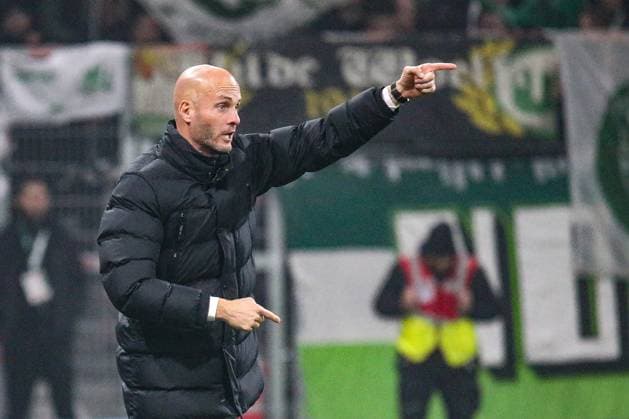 07.11.2025, xmohx, Fussball 1.Bundesliga, SV Werder Bremen - VfL Wolfsburg v.l. Trainer Paul Simonis (VfL Wolfsburg) (DFL DFB REGULATIONS PROHIBIT ANY USE OF PHOTOGRAPHS as IMAGE SEQUENCES and or QUASI-VIDEO) Bremen