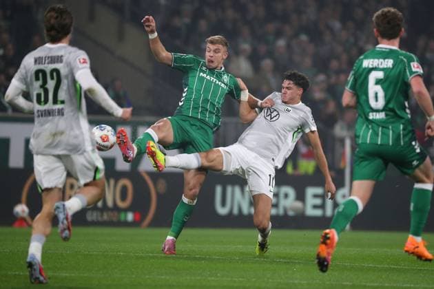 Bremen vs. VfL, 1. BL Bremen, 07.11.2025, FUßBALL - SV Werder Bremen vs. VfL Wolfsburg, 1. BL, Saison 2025 26. Keke Topp (Werder Bremen), Jenson Seelt (VfL Wolfsburg) Bremen