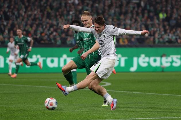 Bremen vs. VfL, 1. BL Bremen, 07.11.2025, FUßBALL - SV Werder Bremen vs. VfL Wolfsburg, 1. BL, Saison 2025 26. Mattias Svanberg (VfL Wolfsburg), Amos Pieper (Werder Bremen) Bremen