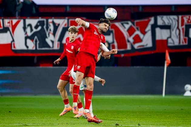 Robin Propper of FC Twente and Soufiane Hetli of Telstar compete for the headed ball FC Twente v SC Telstar, Eredivisie, FC Twente 65 v Telstar 1963, De Grolsch Veste Stadium, November 7, 2025, Enschede, Netherlands.
