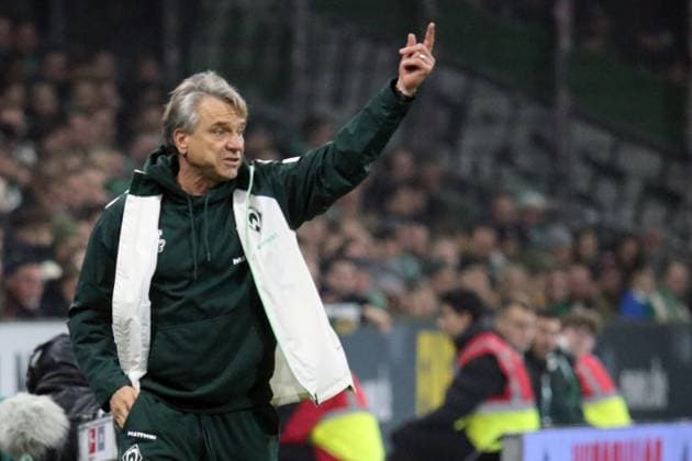 07.11.2025, xmohx, Fussball 1.Bundesliga, SV Werder Bremen - VfL Wolfsburg v.l. Trainer Horst Steffen (SV Werder Bremen) gibt Anweisungen, gestikuliert, mit den Armen gestikulieren gives instructions, gesticulate (DFL DFB REGULATIONS PROHIBIT ANY USE OF PHOTOGRAPHS as IMAGE SEQUENCES and or QUASI-VIDEO) Bremen