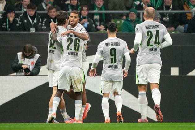 Tor zum 0:1 Mattias Svanberg (VfL Wolfsburg, 32) jubelt Jubel mit Sael Kumbedi (VfL Wolfsburg, 26), Moritz Jenz (VfL Wolfsburg, 15), Mohamed Amoura (VfL Wolfsburg, 09), Christian Eriksen (VfL Wolfsburg, 24), GER, SV Werder Bremen vs VfL Wolfsburg, Fussball, Bundesliga, Spieltag 10, Saison 2025 2026, 07.11.2025 DFL REGULATIONS PROHIBIT ANY USE OF PHOTOGRAPHS AS IMAGE SEQUENCES AND OR QUASI-VIDEO GER, SV Werder Bremen vs VfL Wolfsburg, Fussball, Bundesliga, Spieltag 10, Saison 2025 2026, 07.11.2025 Bremen Copyright: xEibner-Pressefoto MaxxVincenx EP_MVN