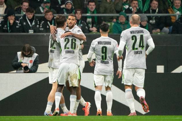 Tor zum 0:1 Mattias Svanberg (VfL Wolfsburg, 32) jubelt Jubel mit Sael Kumbedi (VfL Wolfsburg, 26), Moritz Jenz (VfL Wolfsburg, 15), Mohamed Amoura (VfL Wolfsburg, 09), Christian Eriksen (VfL Wolfsburg, 24), GER, SV Werder Bremen vs VfL Wolfsburg, Fussball, Bundesliga, Spieltag 10, Saison 2025 2026, 07.11.2025 DFL REGULATIONS PROHIBIT ANY USE OF PHOTOGRAPHS AS IMAGE SEQUENCES AND OR QUASI-VIDEO GER, SV Werder Bremen vs VfL Wolfsburg, Fussball, Bundesliga, Spieltag 10, Saison 2025 2026, 07.11.2025 Bremen Copyright: xEibner-Pressefoto MaxxVincenx EP_MVN
