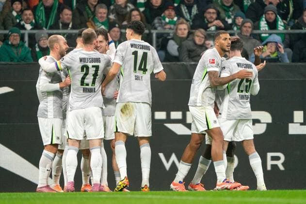Tor zum 0:1 Mattias Svanberg (VfL Wolfsburg, 32) jubelt Jubel mit Christian Eriksen (VfL Wolfsburg, 24), Maximilian Arnold (VfL Wolfsburg, 27), Jenson Seelt (VfL Wolfsburg, 14), GER, SV Werder Bremen vs VfL Wolfsburg, Fussball, Bundesliga, Spieltag 10, Saison 2025 2026, 07.11.2025 DFL REGULATIONS PROHIBIT ANY USE OF PHOTOGRAPHS AS IMAGE SEQUENCES AND OR QUASI-VIDEO GER, SV Werder Bremen vs VfL Wolfsburg, Fussball, Bundesliga, Spieltag 10, Saison 2025 2026, 07.11.2025 Bremen Copyright: xEibner-Pressefoto MaxxVincenx EP_MVN