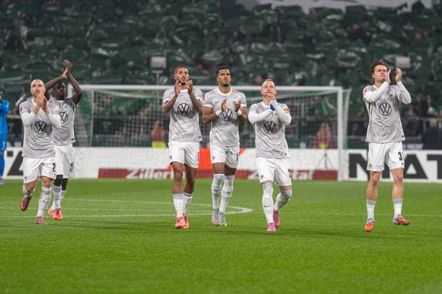 Deutschland, Fussball, 1. Bundesliga, 10. Spieltag, 2025 2026, Werder Bremen - VfL Wolfsburg am 07.11. in Bremen (Weserstadion): Maximilian Arnold (VfL Wolfsburg 27) Christian Eriksen (VfL Wolfsburg 24) Moritz Jenz (VfL Wolfsburg 15) Mattias Svanberg (VfL Wolfsburg 32) Copyright: xSvenxHeidmannx