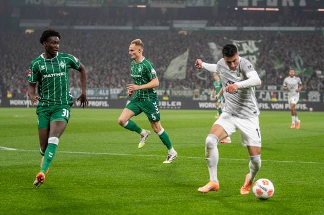 Deutschland, Fussball, 1. Bundesliga, 10. Spieltag, 2025 2026, Werder Bremen - VfL Wolfsburg am 07.11. in Bremen (Weserstadion): erste kleine Chance für Adam Daghim (VfL Wolfsburg 11) Karim Coulibaly (Werder Bremen 31) Copyright: xSvenxHeidmannx