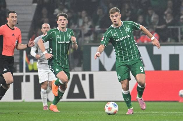 GER, 1. FBL, SV Werder Bremen vs VfL Wolfsburg 07.11.2025, wohninvest Weserstadion, Bremen, GER, 1. FBL, SV Werder Bremen vs VfL Wolfsburg im Bild picture shows Keke Topp (SV Werder Bremen 09) am Ball