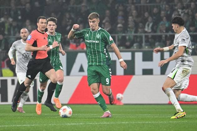 GER, 1. FBL, SV Werder Bremen vs VfL Wolfsburg 07.11.2025, wohninvest Weserstadion, Bremen, GER, 1. FBL, SV Werder Bremen vs VfL Wolfsburg im Bild picture shows Keke Topp (SV Werder Bremen 09) am Ball, links Schiedsrichter Felix Zwayer rechts kommt Konstantinos Koulierakis (VfL Wolfsburg 04)