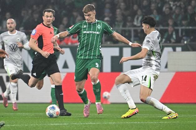 GER, 1. FBL, SV Werder Bremen vs VfL Wolfsburg 07.11.2025, wohninvest Weserstadion, Bremen, GER, 1. FBL, SV Werder Bremen vs VfL Wolfsburg im Bild picture shows Keke Topp (SV Werder Bremen 09) am Ball, links Schiedsrichter Felix Zwayer rechts kommt Jenson Seelt (VfL Wolfsburg 14)