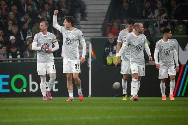 07.11.2025, xmohx, Fussball 1.Bundesliga, SV Werder Bremen - VfL Wolfsburg v.l. Torjubel nach dem Tor zum celebrating the goal celebrate 0:1 durch Mattias Svanberg (VfL Wolfsburg) (DFL DFB REGULATIONS PROHIBIT ANY USE OF PHOTOGRAPHS as IMAGE SEQUENCES and or QUASI-VIDEO) Bremen