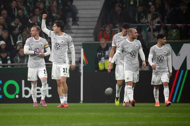 07.11.2025, xmohx, Fussball 1.Bundesliga, SV Werder Bremen - VfL Wolfsburg v.l. Torjubel nach dem Tor zum celebrating the goal celebrate 0:1 durch Mattias Svanberg (VfL Wolfsburg) (DFL DFB REGULATIONS PROHIBIT ANY USE OF PHOTOGRAPHS as IMAGE SEQUENCES and or QUASI-VIDEO) Bremen
