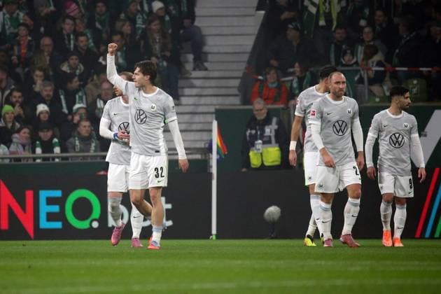 07.11.2025, xmohx, Fussball 1.Bundesliga, SV Werder Bremen - VfL Wolfsburg v.l. Torjubel nach dem Tor zum celebrating the goal celebrate 0:1 durch Mattias Svanberg (VfL Wolfsburg) (DFL DFB REGULATIONS PROHIBIT ANY USE OF PHOTOGRAPHS as IMAGE SEQUENCES and or QUASI-VIDEO) Bremen