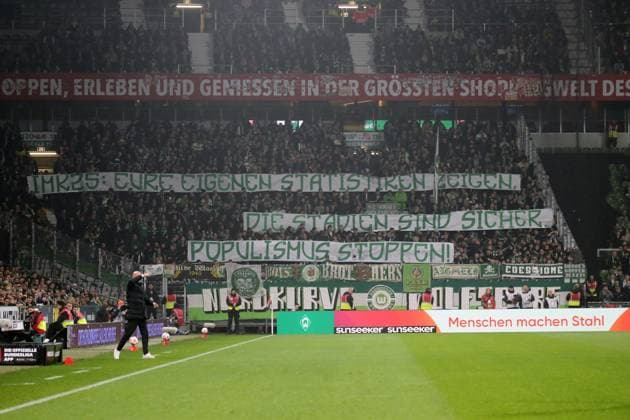 07.11.2025, xmohx, Fussball 1.Bundesliga, SV Werder Bremen - VfL Wolfsburg v.l. Fans , Emotionen, Fahnen, Logo, Stimmung, Schals Spruchband (DFL DFB REGULATIONS PROHIBIT ANY USE OF PHOTOGRAPHS as IMAGE SEQUENCES and or QUASI-VIDEO) Bremen