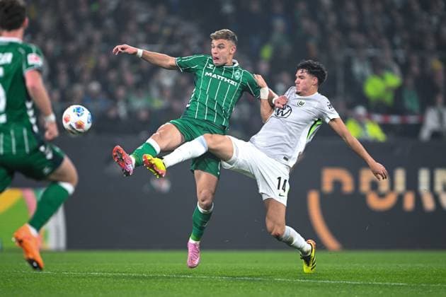 1. Bundesliga: SV Werder Bremen - VfL Wolfsburg am 07.11.2025 im Weserstadion in Bremen Jenson Seelt (Wolfsburg) im Zweikampf gegen Keke Topp (Bremen)