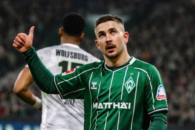 07.11.2025, xmohx, Fussball 1.Bundesliga, SV Werder Bremen - VfL Wolfsburg v.l. Romano Schmid (SV Werder Bremen) gibt Anweisungen, gestikuliert, mit den Armen gestikulieren gives instructions, gesticulate (DFL DFB REGULATIONS PROHIBIT ANY USE OF PHOTOGRAPHS as IMAGE SEQUENCES and or QUASI-VIDEO) Bremen