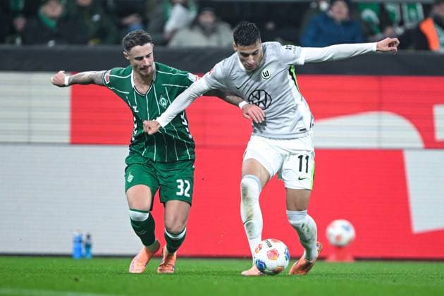 1. Bundesliga: SV Werder Bremen - VfL Wolfsburg am 07.11.2025 im Weserstadion in Bremen Marco Friedl (Bremen) im Zweikampf gegen Adam Daghim (Wolfsburg)