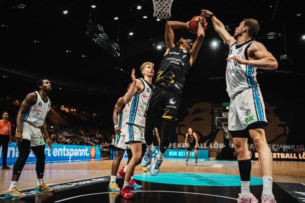 Easycredit BBL: Basketball Braunschweig Löwen - Veolia Hamburg Towers, 07.11.2025 David N’Guessan (1, Basketball Löwen Braunschweig) am Ball, Jan Niklas Wimberg (Hamburg Towers, 17) versucht zu blocken; Easycredit BBL: Basketball Braunschweig Löwen vs. Veolia Hamburg Towers am 07.11.2025 in der Volkswagen Halle, Braunschweig Copyright: xBEAUTIFULxSPORTS Tonhäuserx