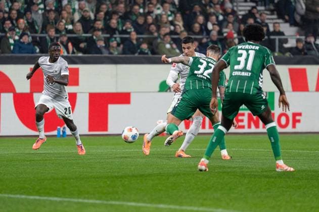 Deutschland, Fussball, 1. Bundesliga, 10. Spieltag, 2025 2026, Werder Bremen - VfL Wolfsburg am 07.11. in Bremen (Weserstadion): Entstehung zum 0:1 durch Mattias Svanberg (VfL Wolfsburg 32) Sael Kumbedi (VfL Wolfsburg 26) Adam Daghim (VfL Wolfsburg 11) Copyright: xSvenxHeidmannx