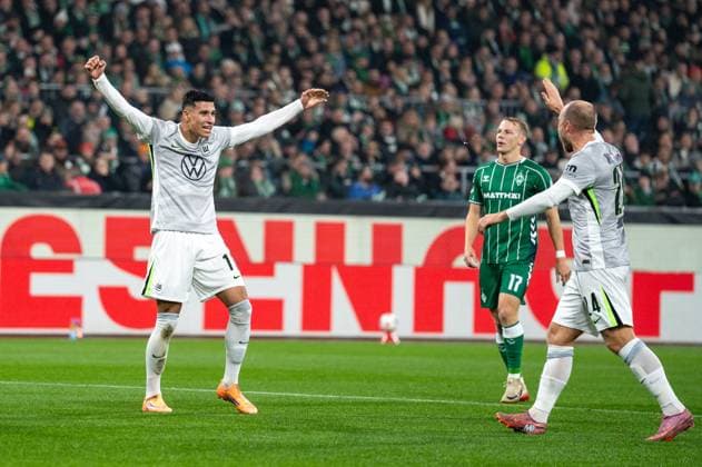 Deutschland, Fussball, 1. Bundesliga, 10. Spieltag, 2025 2026, Werder Bremen - VfL Wolfsburg am 07.11. in Bremen (Weserstadion): Torjubel über das 0:1 durch Mattias Svanberg (VfL Wolfsburg 32) Adam Daghim (VfL Wolfsburg 11) und Christian Eriksen (VfL Wolfsburg 24) Copyright: xSvenxHeidmannx