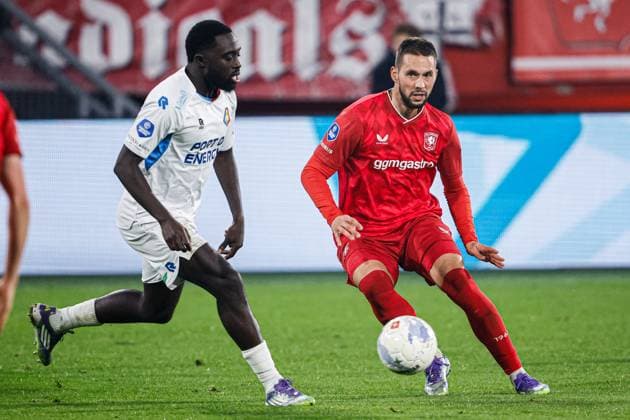 2025-11-07 FC Twente v Telstar - Dutch Eredivisie ENSCHEDE, NETHERLANDS - NOVEMBER 7: Tyrone Owusu of Telstar, Marko Pjaca of FC Twente battle for the ball during the Dutch Eredivisie match between FC Twente and Telstar at De Grolsch Veste on November 7, 2025 in Enschede, Netherlands. Enschede De Grolsch Veste Netherlands Content not available for redistribution in The Netherlands directly or indirectly through any third parties. Copyright: xDennisxBresserx