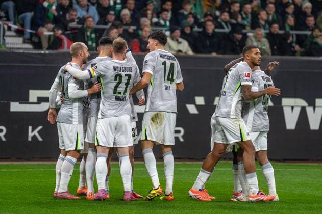 Deutschland, Fussball, 1. Bundesliga, 10. Spieltag, 2025 2026, Werder Bremen - VfL Wolfsburg am 07.11. in Bremen (Weserstadion): Torjubel über das 0:1 durch Mattias Svanberg (VfL Wolfsburg 32) Adam Daghim (VfL Wolfsburg 11) und Christian Eriksen (VfL Wolfsburg 24) Aaron Zehnter (VfL Wolfsburg 25) Mohammed Amoura (VfL Wolfsburg 9) Jenson Seelt (VfL Wolfsburg 14) Sael Kumbedi (VfL Wolfsburg 26) Copyright: xSvenxHeidmannx