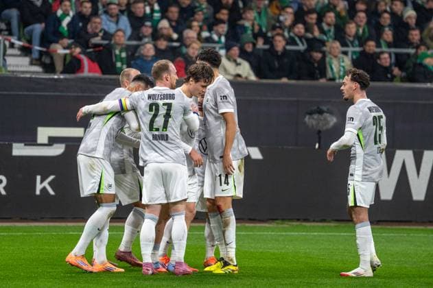 Deutschland, Fussball, 1. Bundesliga, 10. Spieltag, 2025 2026, Werder Bremen - VfL Wolfsburg am 07.11. in Bremen (Weserstadion): Torjubel über das 0:1 durch Mattias Svanberg (VfL Wolfsburg 32) Adam Daghim (VfL Wolfsburg 11) und Christian Eriksen (VfL Wolfsburg 24) Aaron Zehnter (VfL Wolfsburg 25) Mohammed Amoura (VfL Wolfsburg 9) Jenson Seelt (VfL Wolfsburg 14) Sael Kumbedi (VfL Wolfsburg 26) Copyright: xSvenxHeidmannx