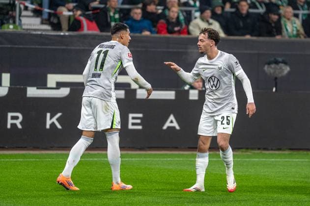 Deutschland, Fussball, 1. Bundesliga, 10. Spieltag, 2025 2026, Werder Bremen - VfL Wolfsburg am 07.11. in Bremen (Weserstadion): Torjubel über das 0:1 durch Mattias Svanberg (VfL Wolfsburg 32) Adam Daghim (VfL Wolfsburg 11) und Christian Eriksen (VfL Wolfsburg 24) Aaron Zehnter (VfL Wolfsburg 25) Mohammed Amoura (VfL Wolfsburg 9) Jenson Seelt (VfL Wolfsburg 14) Sael Kumbedi (VfL Wolfsburg 26) Copyright: xSvenxHeidmannx