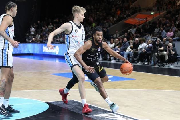 07.11.2025, xtgx, Basketball easyCredit BBL, Basketball Loewen Braunschweig - Veolia Hamburg Towers emspor, v.l. Zsombor Maronka (Hamburg, 5), Chip Flanigan (Braunschweig, 30) Braunschweig