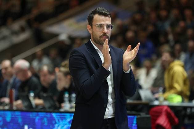 07.11.2025, xgox, Basketball easyCredit BBL, Basketball Loewen Braunschweig - Veolia Hamburg Towers emspor, v.l. Benka Barloschky (Hamburg, Trainer) gibt Anweisungen, gestikuliert mit den Armen, gesticulate, gives instructions Braunschweig