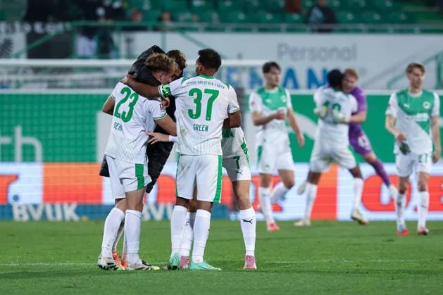 Jubel der Mannschaft um Torschuetzen Jannik Dehm 23 (Spvgg Greuther Fuerth), mit Julian Green 37 (Spvgg Greuther Fuerth), Branimir Hrgota 10 (Spvgg Greuther Fuerth) nach dem Heimsieg, SpVgg Greuther Fuerth vs. SC Preussen Muenster, Fussball, Maenner, DFL, 2. Bundesliga, Saison 2025 2026, Sportpark Ronhof Thomas Sommer, 12. Spieltag, 07.11.2025 Fuerth Bayern Deutschland