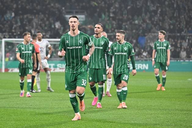 GER, 1. FBL, SV Werder Bremen vs VfL Wolfsburg 07.11.2025, wohninvest Weserstadion, Bremen, GER, 1. FBL, SV Werder Bremen vs VfL Wolfsburg im Bild picture shows Halbzeitpause. 0:1. Marco Friedl (SV Werder Bremen 32) Justin Njinmah (SV Werder Bremen 11) Romano Schmid (SV Werder Bremen 20)