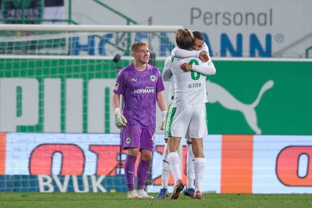 Silas Joel Pruefrock 43 (Spvgg Greuther Fuerth), Mathias Olesen 8 (Spvgg Greuther Fuerth) und Maximilian Dietz 33 (Spvgg Greuther Fuerth) jubeln ueber den Heimsieg, SpVgg Greuther Fuerth vs. SC Preussen Muenster, Fussball, Maenner, DFL, 2. Bundesliga, Saison 2025 2026, Sportpark Ronhof Thomas Sommer, 12. Spieltag, 07.11.2025 Fuerth Bayern Deutschland
