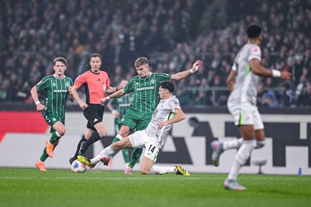 07.11.2025, Fussball, 1. Bundesliga, 10. Spieltag Saison 2025 2026, SV Werder Bremen - VfL Wolfsburg, Keke Topp (SV Werder Bremen), Jenson Seelt (VfL Wolfsburg) xRHR-FOTO TKx Copyright: RHR-FOTOx RHR-FOTO TK